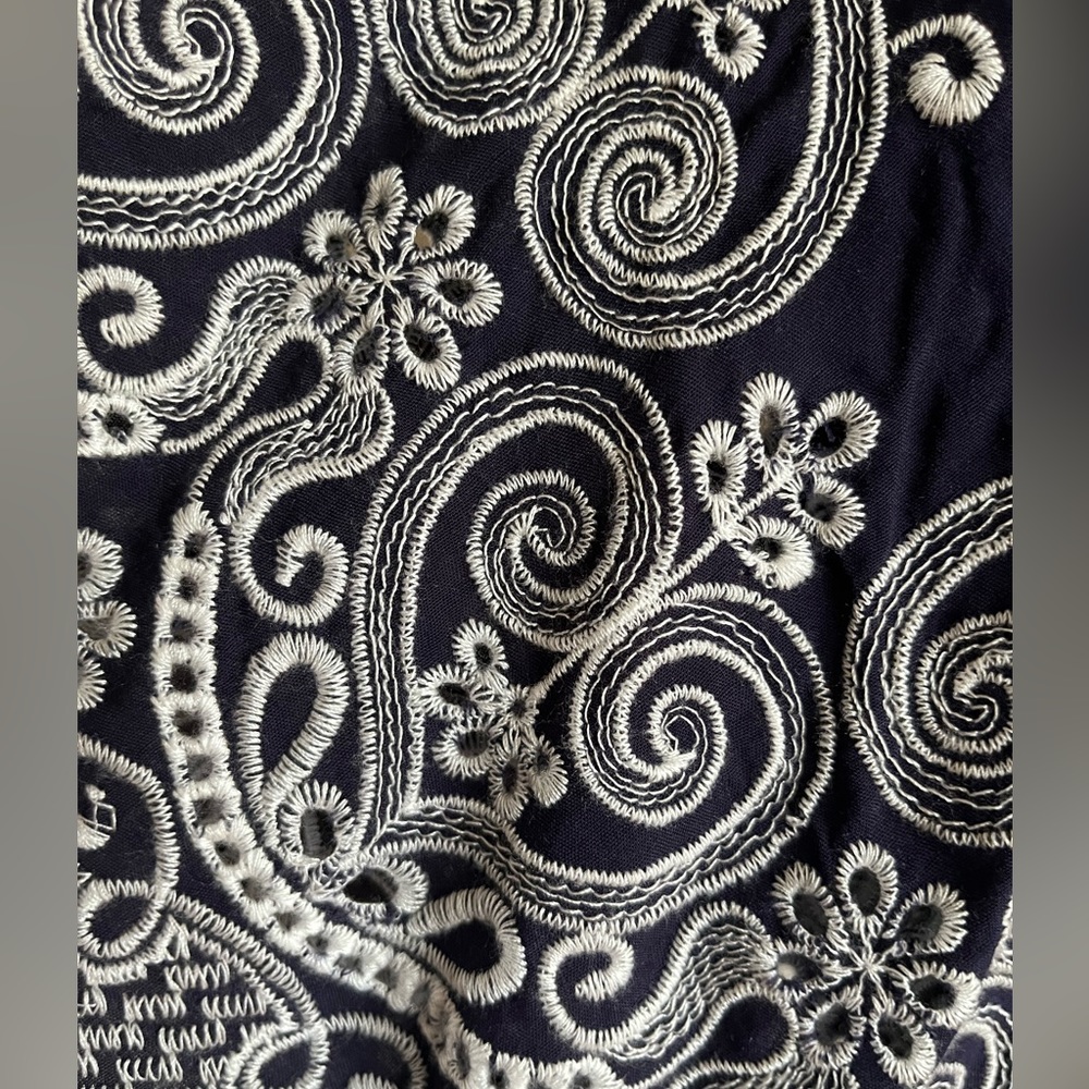 🌷⭐️Host Pick⭐️Papillon Navy Blue Blouse with White Embroidery - Picture 7 of 8